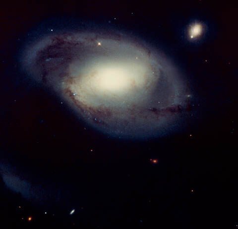 r9200036-quasar_markarian_205.jpg r9200036-quasar_markarian_205.jpg
