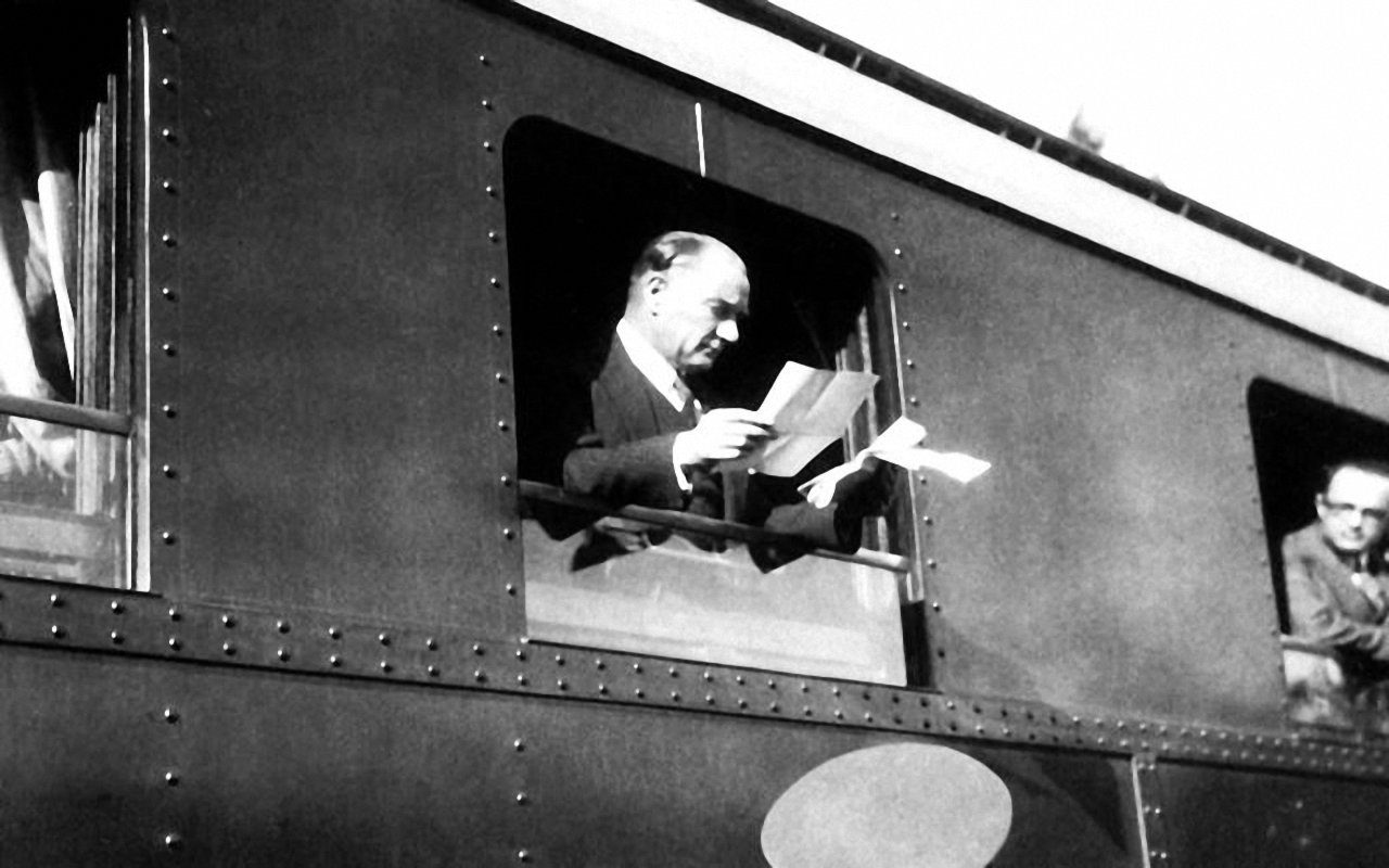 Atatürk Tren'de.jpg