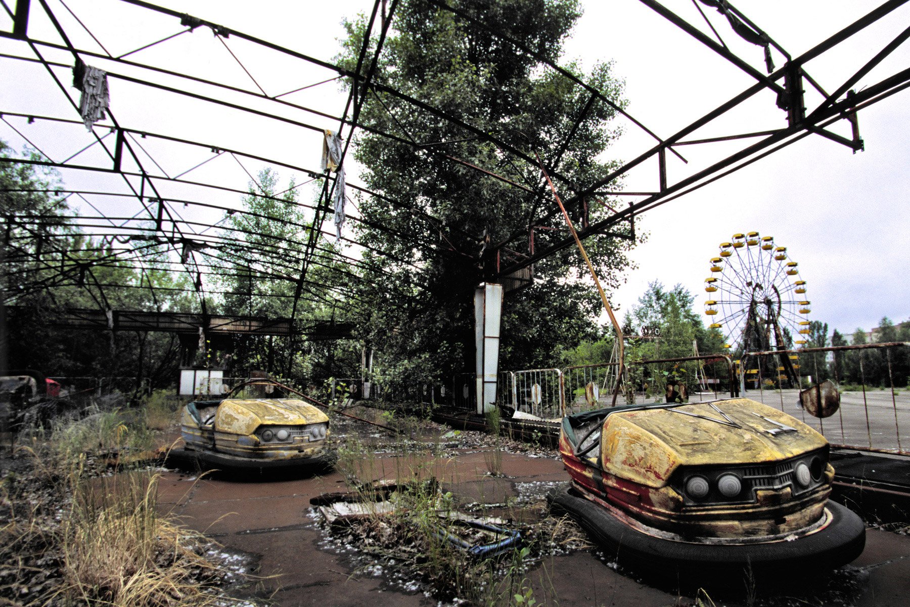 hayalet-sehir-pripiat-pripyat-carpisan-otolar.jpg